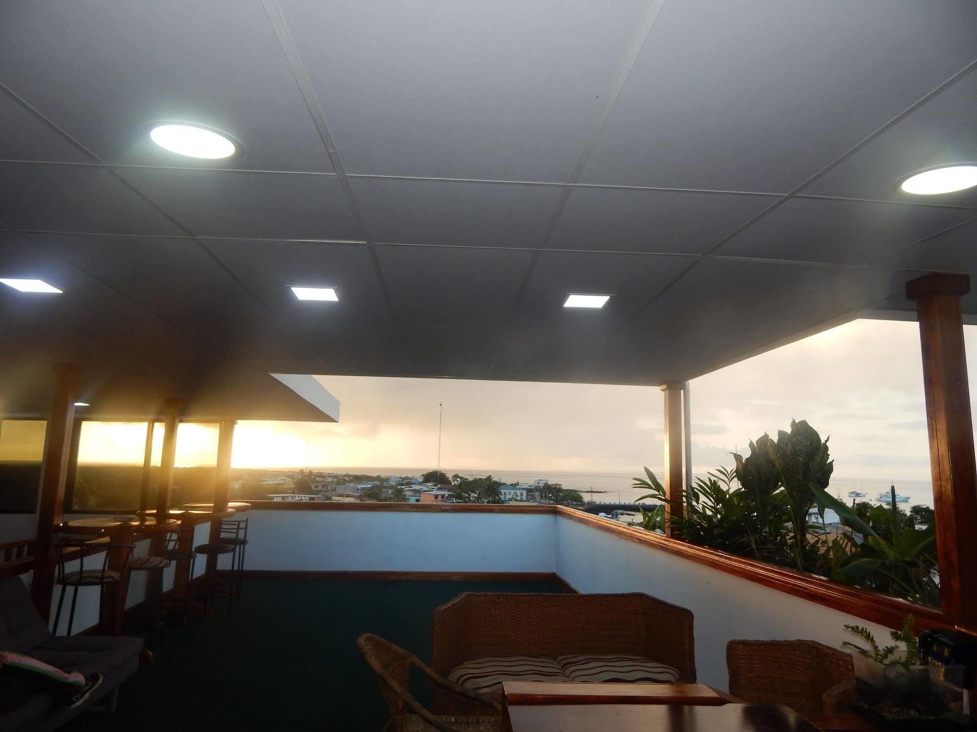 Hotel Los Algarrobos Puerto Baquerizo Moreno Exterior photo