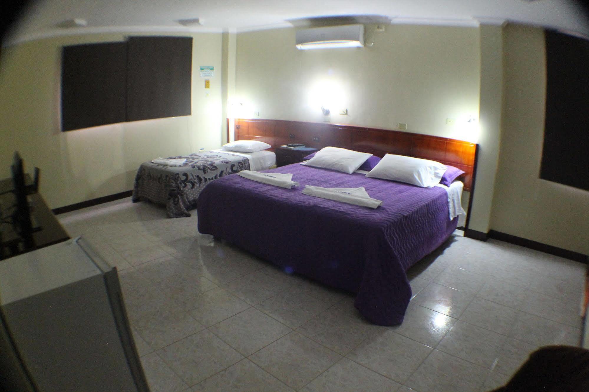 Hotel Los Algarrobos Puerto Baquerizo Moreno Exterior photo